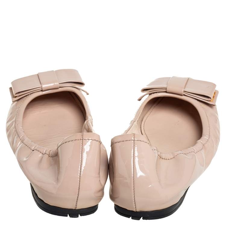 Pre Owned Prada Beige Patent Leather Scrunch Ballet Flats Size 38