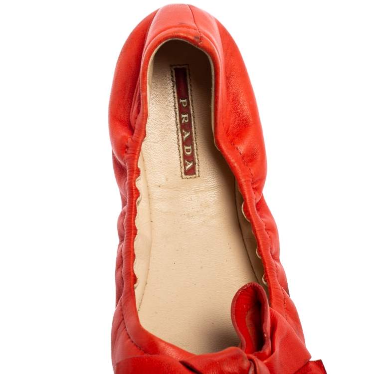 Pre Owned Prada Coral Red Leather Bow Logo Scrunch Ballet Flats Size 38