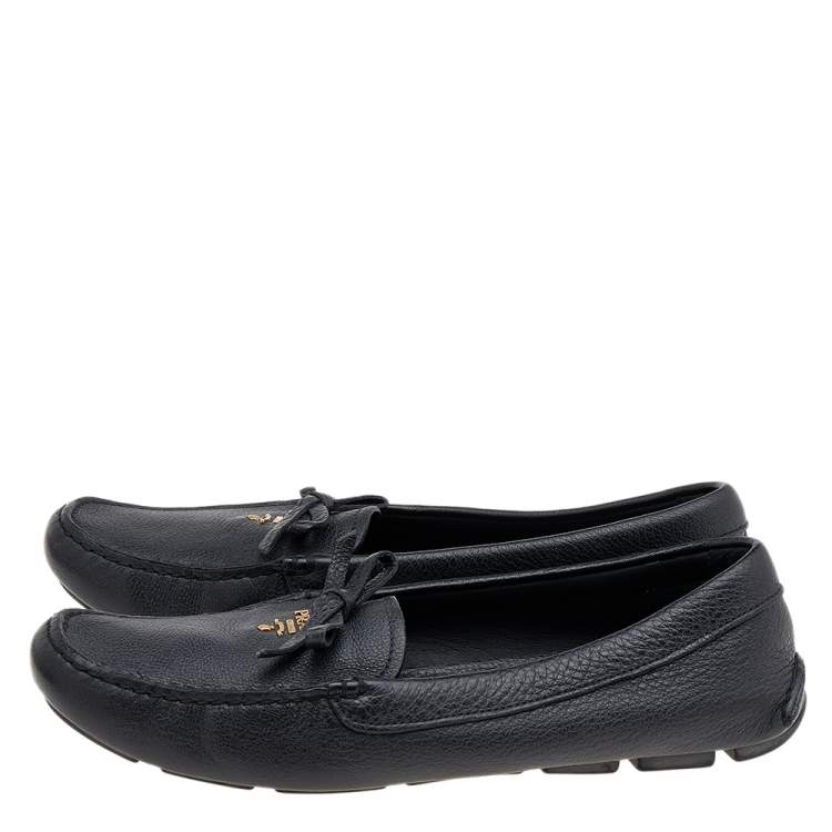 مملوكة مسبقًا Prada Black Leather Bow Logo Embellished Slip On Loafers Size 39