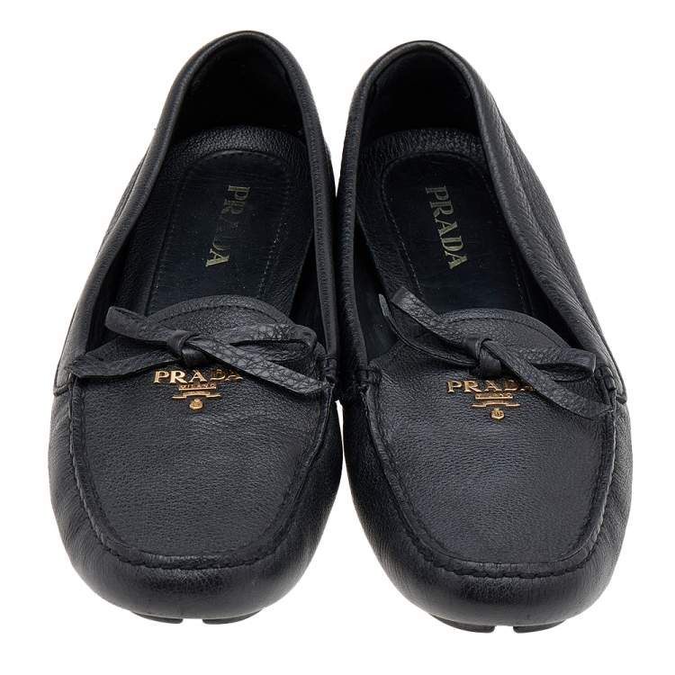 مملوكة مسبقًا Prada Black Leather Bow Logo Embellished Slip On Loafers Size 39