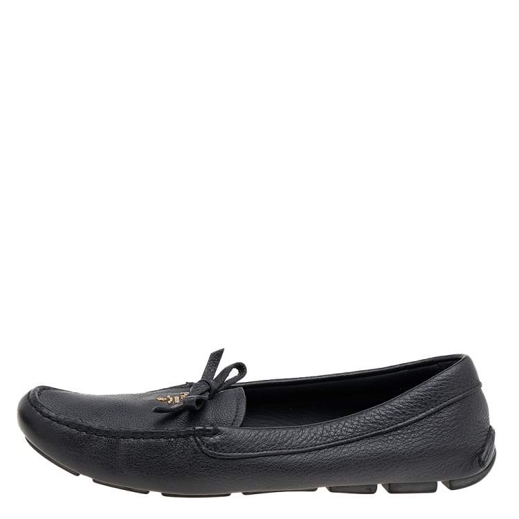 مملوكة مسبقًا Prada Black Leather Bow Logo Embellished Slip On Loafers Size 39