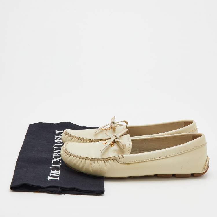 Pre Owned Prada Cream Patent Leather Bow Slip On Loafers Size 39
