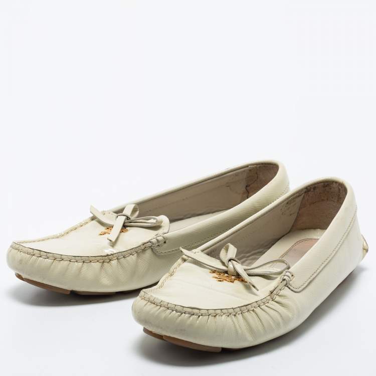 Pre Owned Prada Cream Saffiano Vernice Leather Bow Slip On Loafers Size 38