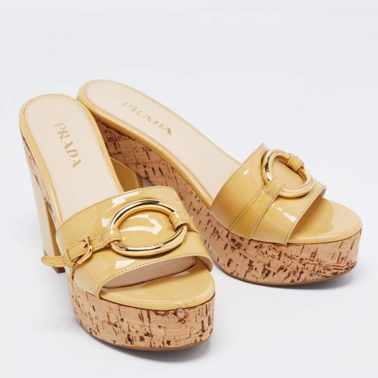 Pre Owned Prada Beige Patent Leather Buckle Detail Cork Platform Slides Size 37.5