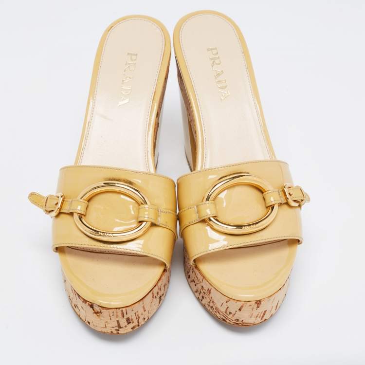 Pre Owned Prada Beige Patent Leather Buckle Detail Cork Platform Slides Size 37.5