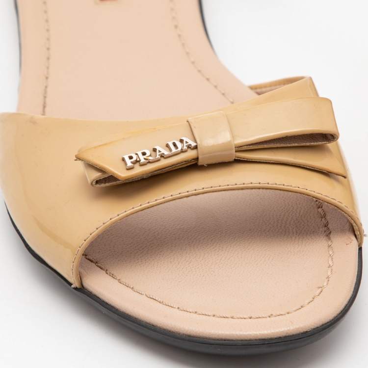 Pre Owned Prada Beige Patent Bow  Flat Sandals Size 39