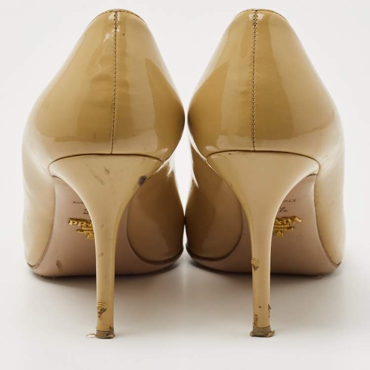 Pre Owned Prada Beige Patent Leather Round Toe Pumps Size 38.5