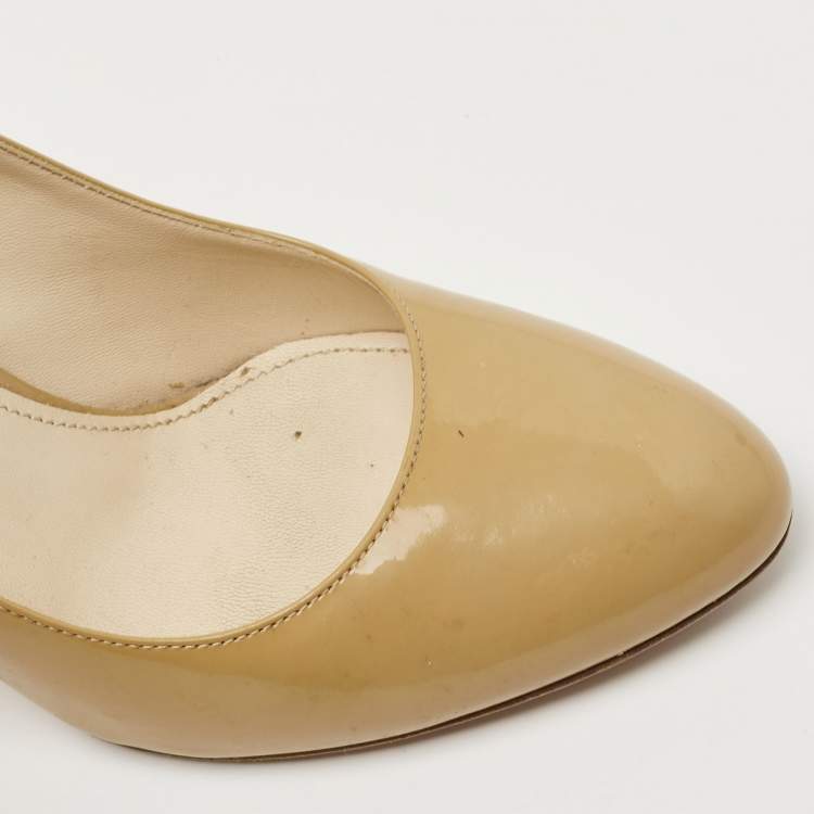 Pre Owned Prada Beige Patent Leather Round Toe Pumps Size 38.5