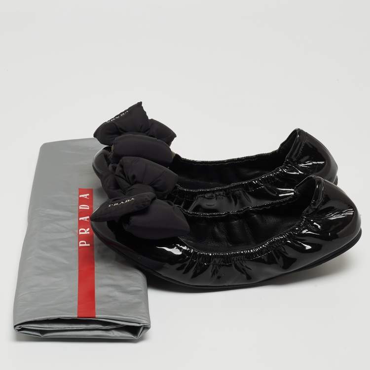 مملوكة مسبقًا Prada Black Patent Leather Scrunch Ballet Flats Size 36.5