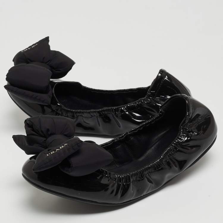 مملوكة مسبقًا Prada Black Patent Leather Scrunch Ballet Flats Size 36.5