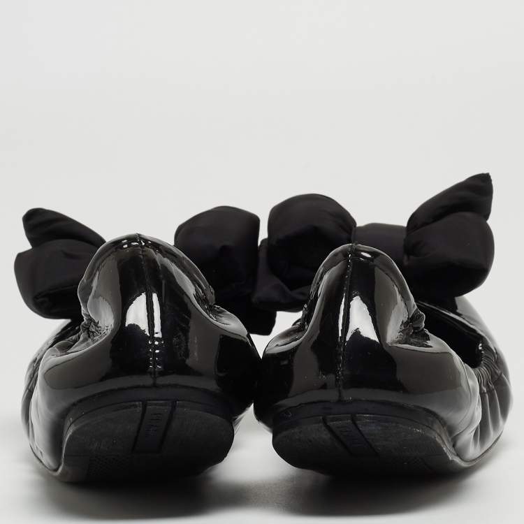 مملوكة مسبقًا Prada Black Patent Leather Scrunch Ballet Flats Size 36.5