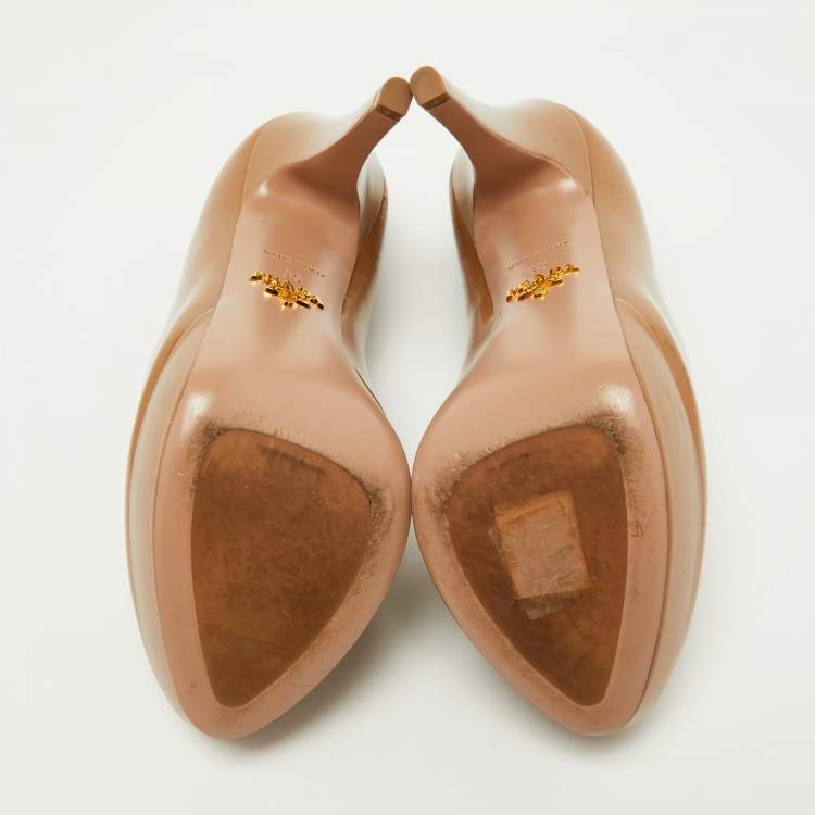 مملوكة مسبقًا Prada Beige Patent Leather Platform Pumps Size 35