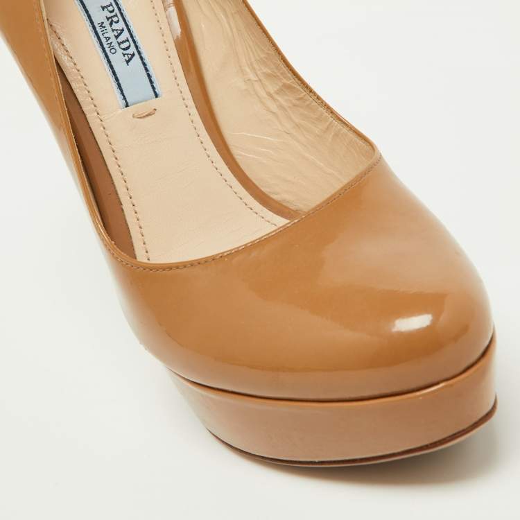 مملوكة مسبقًا Prada Beige Patent Leather Platform Pumps Size 35