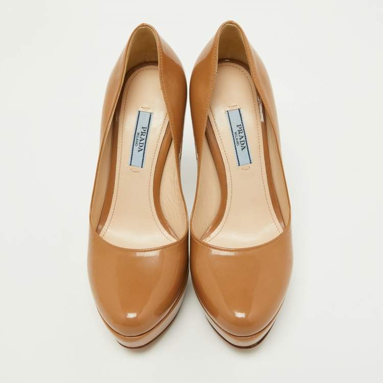 مملوكة مسبقًا Prada Beige Patent Leather Platform Pumps Size 35