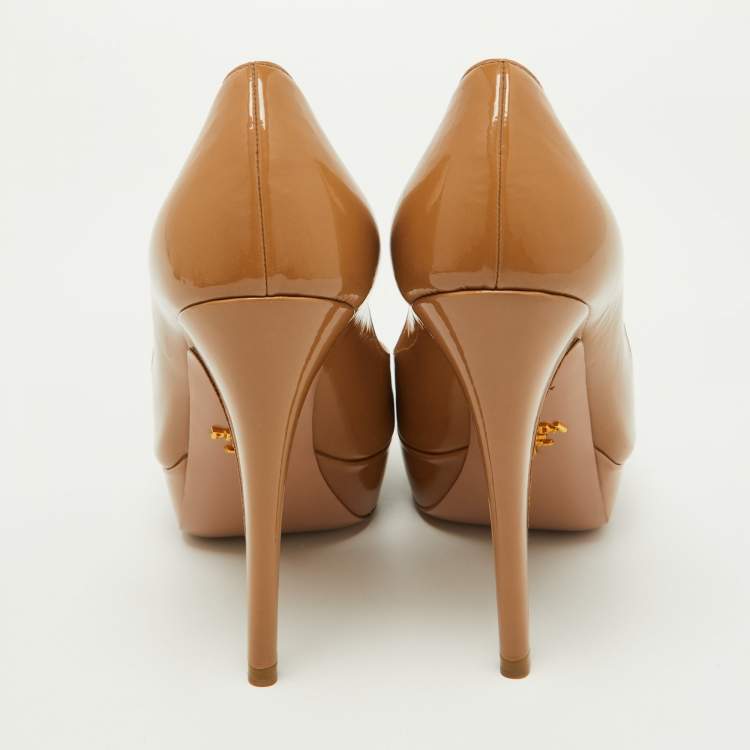 مملوكة مسبقًا Prada Beige Patent Leather Platform Pumps Size 35