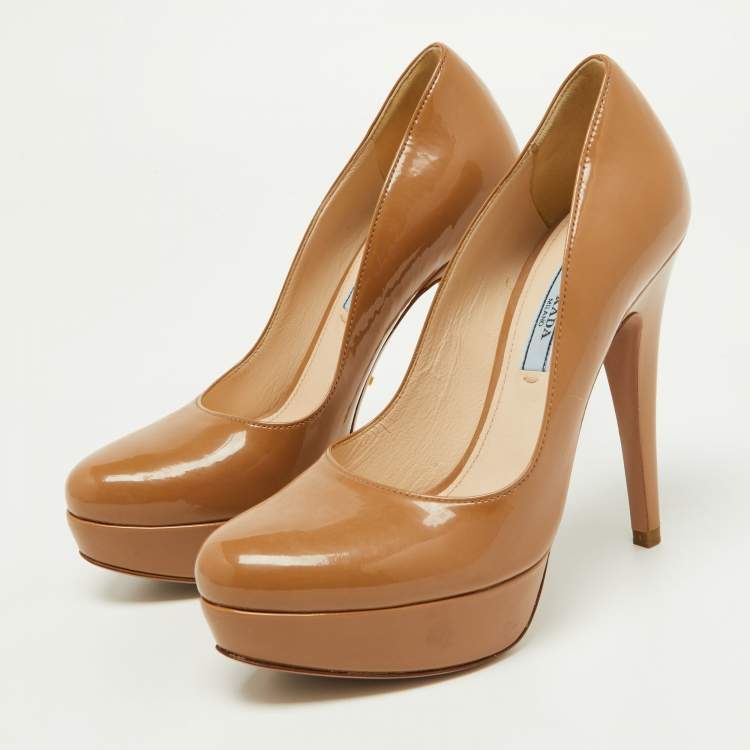 مملوكة مسبقًا Prada Beige Patent Leather Platform Pumps Size 35