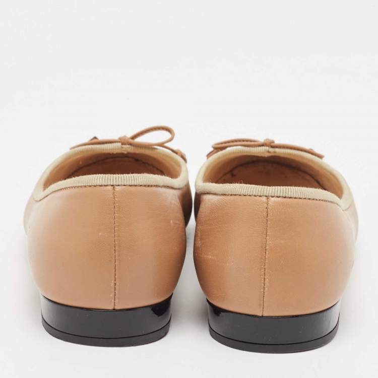 Pre Owned Prada Beige/Black Patent and Leather Ballet Flats Size 39