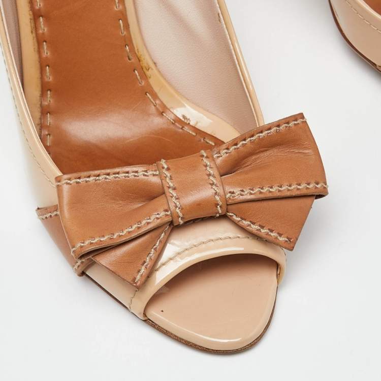 مملوكة مسبقًا Prada Beige Patent Leather Bow Detail Block Heel Pumps Size 40