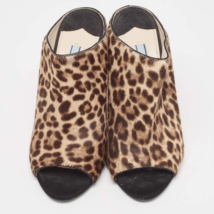 مملوكة مسبقًا Prada Brown Calf Hair Wedge Sandals Size 37.5 