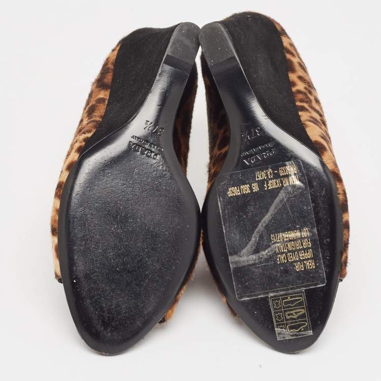مملوكة مسبقًا Prada Brown Calf Hair Wedge Sandals Size 37.5 