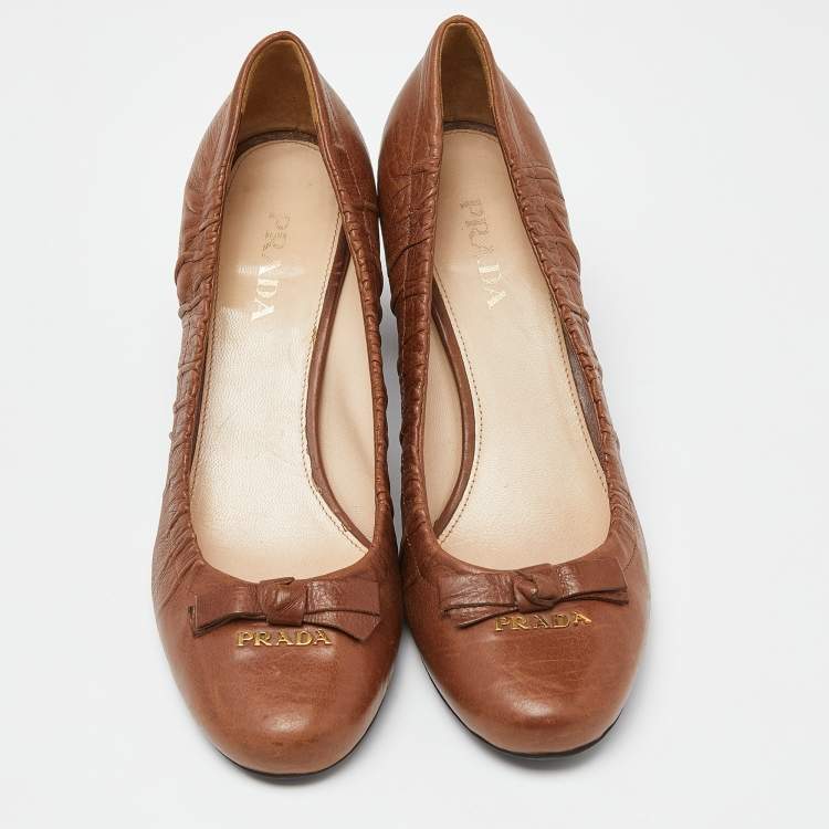 Pre Owned Prada Brown Leather Round Toe Pumps Size 39