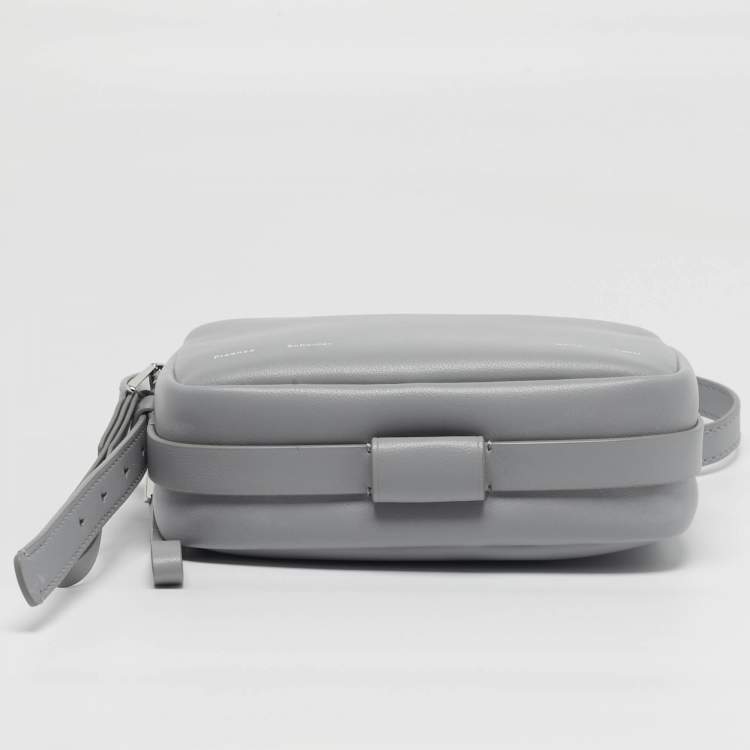 مملوكة مسبقًا حقيبة كتف برونزا شولير وايت ليبل واتس جلد رمادية الكاميرا