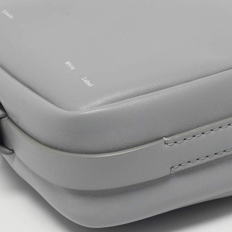 مملوكة مسبقًا حقيبة كتف برونزا شولير وايت ليبل واتس جلد رمادية الكاميرا