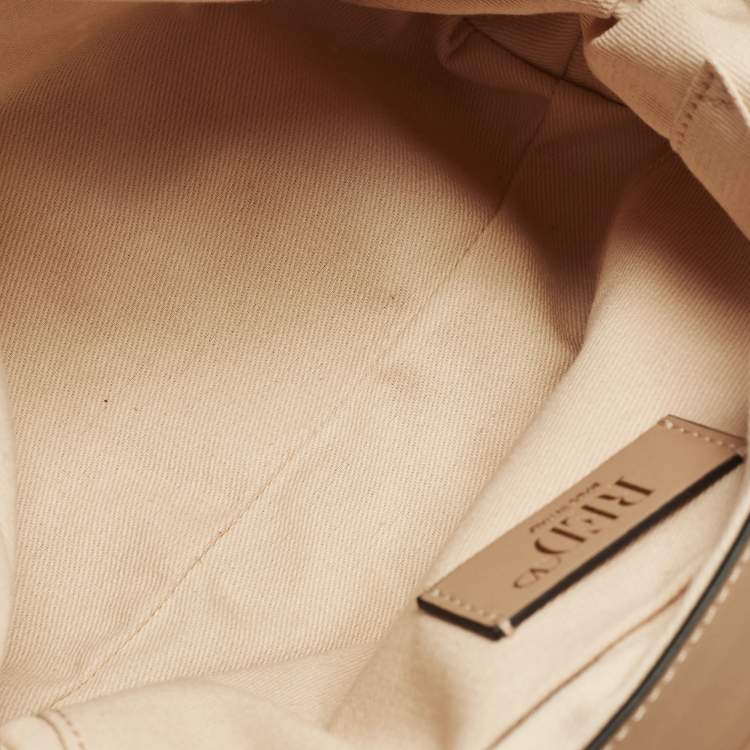 مملوكة مسبقًا حقيبة كتف ريد فالنتينو فلور بازل جلْد بيدْج مزينة بالمسامير