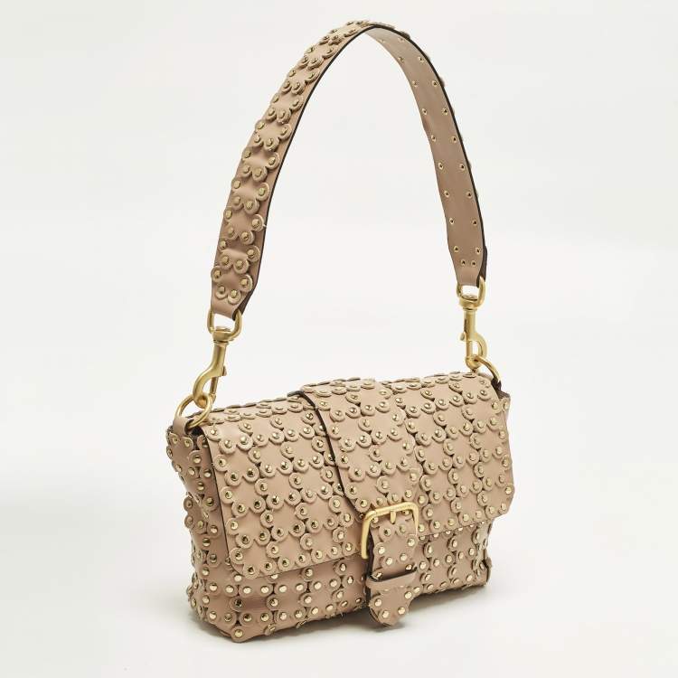 مملوكة مسبقًا حقيبة كتف ريد فالنتينو فلور بازل جلْد بيدْج مزينة بالمسامير