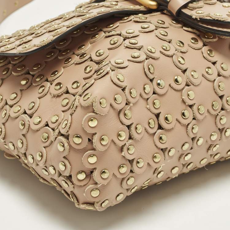 مملوكة مسبقًا حقيبة كتف ريد فالنتينو فلور بازل جلْد بيدْج مزينة بالمسامير