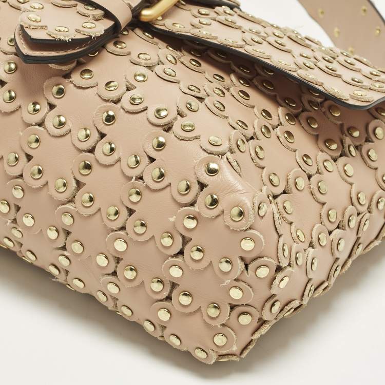 مملوكة مسبقًا حقيبة كتف ريد فالنتينو فلور بازل جلْد بيدْج مزينة بالمسامير