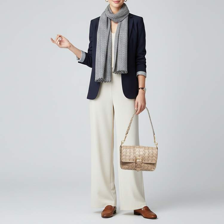 مملوكة مسبقًا حقيبة كتف ريد فالنتينو فلور بازل جلْد بيدْج مزينة بالمسامير