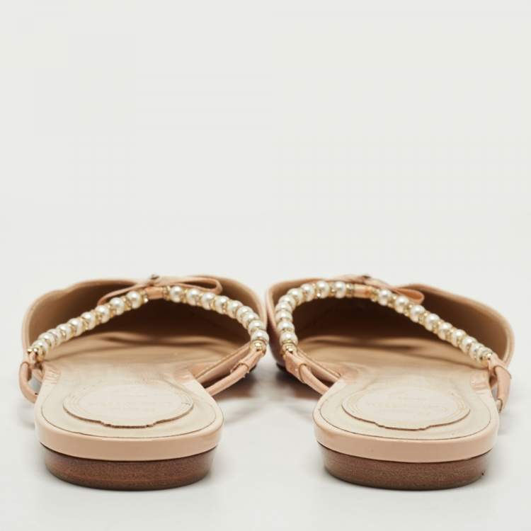 Pre Owned Renè Caovilla Beige Patent Leather Pearl Embellished Pointed Toe Flat Slides Size 38.5