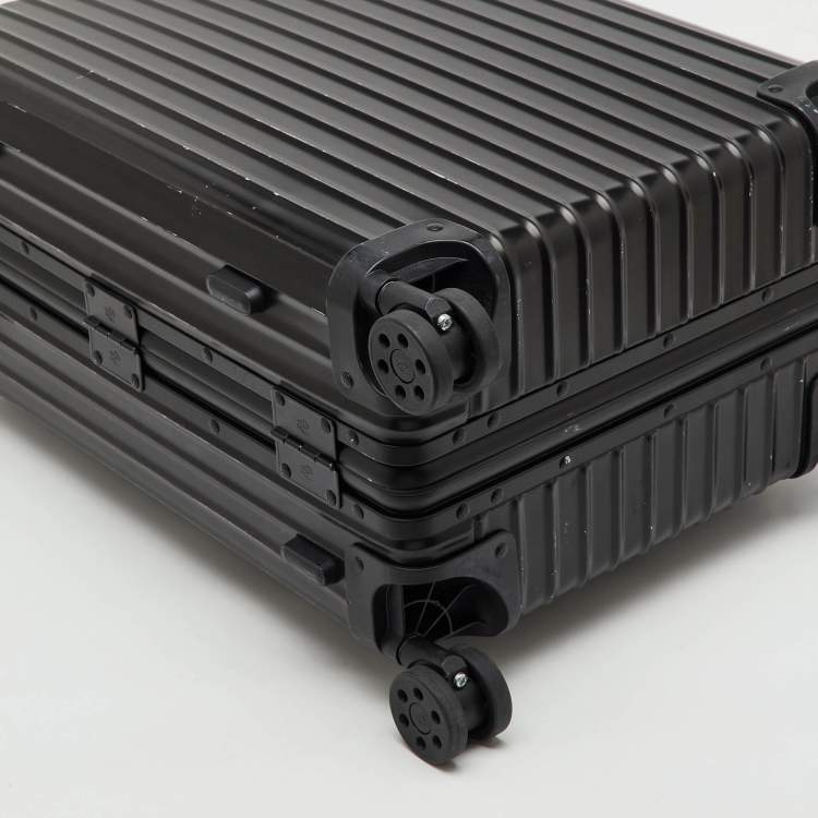 مملوكة مسبقًا حقيبة ريموا سوداء من البولي كربونات مقصورة صغيرة ٤٥