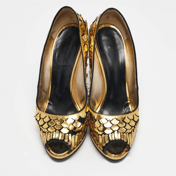 Pre Owned Roberto Cavalli Gold/Black Suede Leather Fish Scale Peep Toe Platform Pumps Size 40