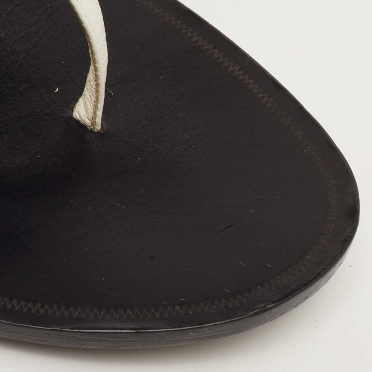 Pre Owned Roberto Cavalli Studded Size 39 White Leather Thong Flats