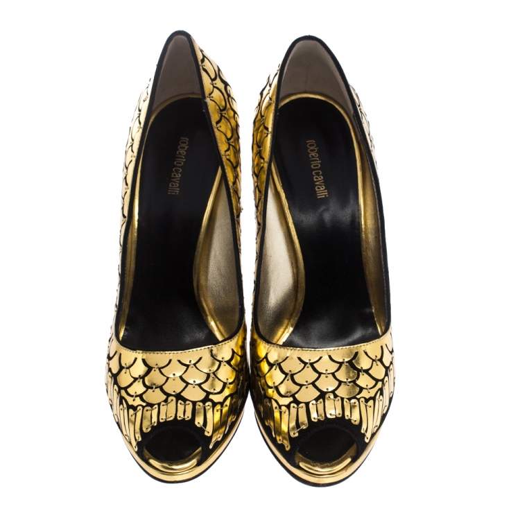 مملوكة مسبقًا Roberto Cavalli Gold/Black Suede Leather Fish Scale Peep Toe Platform Pumps Size 40