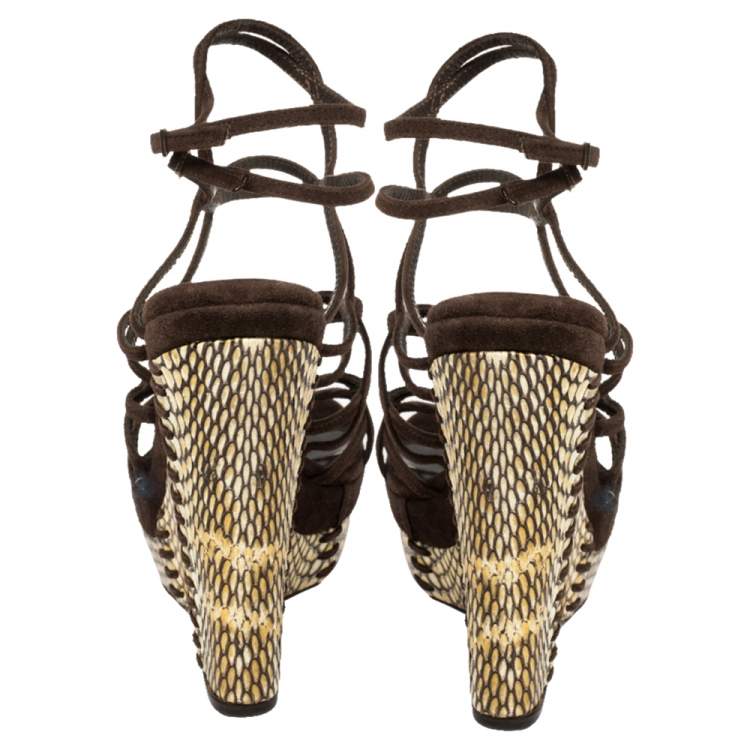 مملوكة مسبقًا Roberto Cavalli Brown Suede And Python Wedge Strappy Wedge Sandals Size 38.5