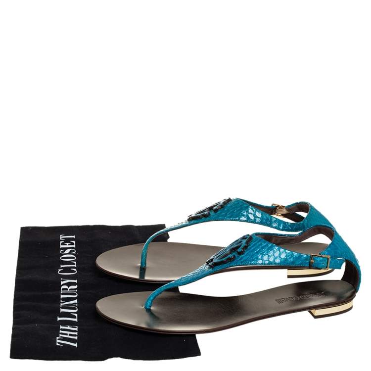 مملوكة مسبقًا Roberto Cavalli Blue Python Embossed Leather Logo Embellished Thong Flat Sandals Size 39