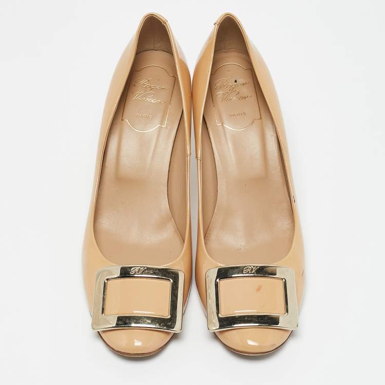 Pre Owned Roger Vivier Beige Patent Leather Metal Logo Round toe Pumps Size 37.5