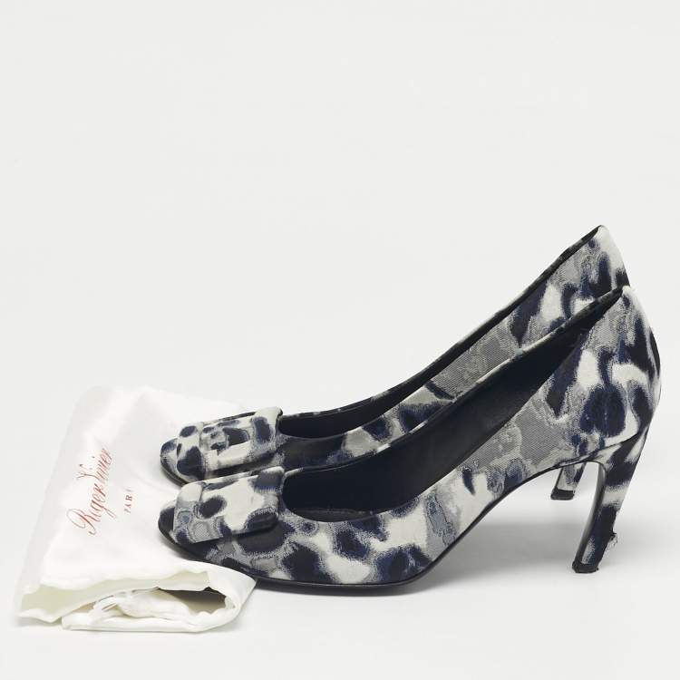 Pre Owned Roger Vivier Grey/Navy Blue Canvas Belle Vivier Trompette Pumps Size 35.5