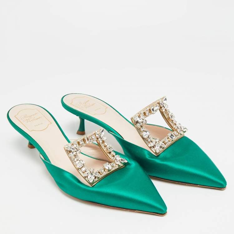 مملوكة مسبقًا Roger Vivier RV Broche Size 40 Green Satin Crystal Embellished Mules