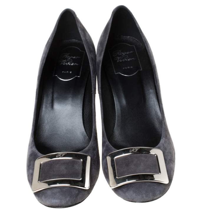 مملوكة مسبقًا Roger Vivier Grey Suede Buckle Pumps Size 40