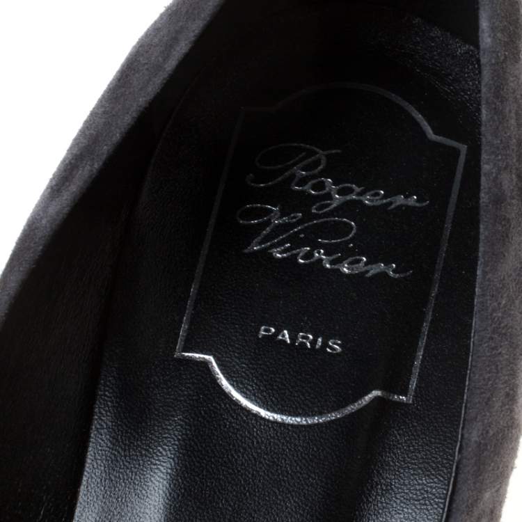 مملوكة مسبقًا Roger Vivier Grey Suede Buckle Pumps Size 40