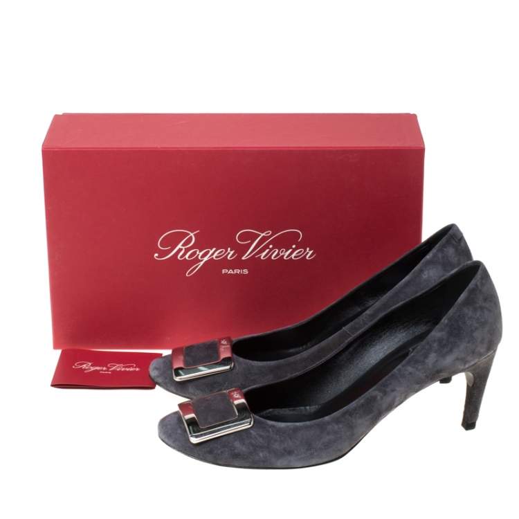 مملوكة مسبقًا Roger Vivier Grey Suede Buckle Pumps Size 40