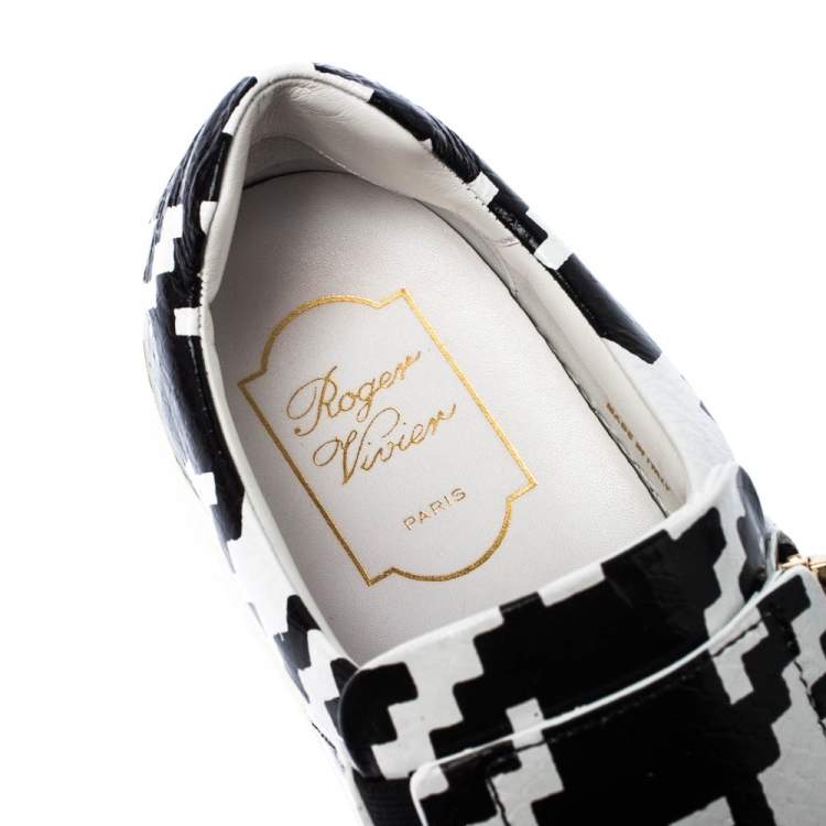 مملوكة مسبق�ًا Roger Vivier Monochrome Houndstooth Print Python Embossed Leather Viv Slip On Sneakers Size 37