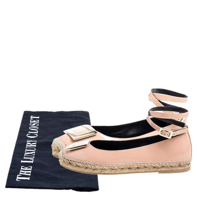 مملوكة مسبقًا Roger Vivier Light Pink Patent Leather Buckle Ankle Wrap Espadrille Flats Size 39.5