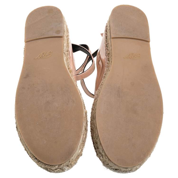 مملوكة مسبقًا Roger Vivier Light Pink Patent Leather Buckle Ankle Wrap Espadrille Flats Size 39.5