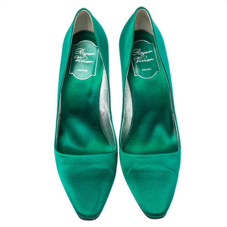 مملوكة مسبقًا Roger Vivier Green Satin Curved Heel Pumps Size 39