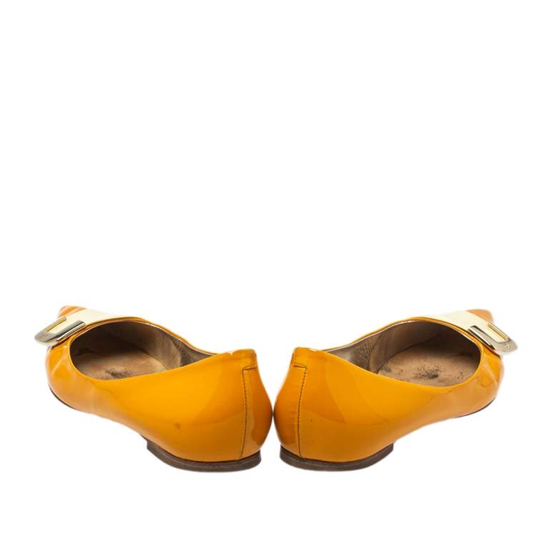 Pre Owned Roger Vivier Yellow/Cream Patent Leather Ballet Flats Size 39